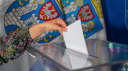 Senior głosuje w Poznaniu